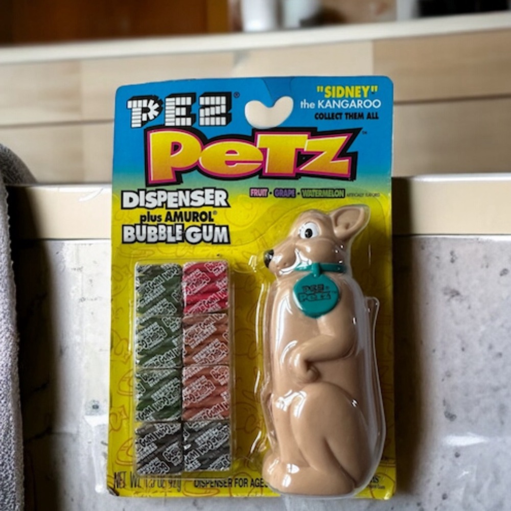 1998 PEZ PETZ “SIDNEY” THE KANGAROO DISPENSER PLUS AMURAL BUBBLE GUM